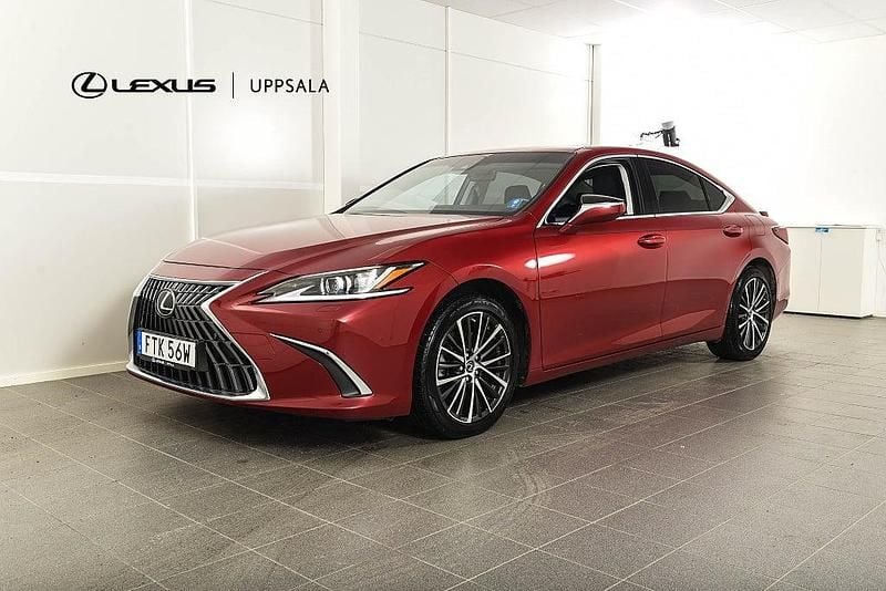 Röd Begagnad 2024 Lexus ES300H Limited Edition Sedan | 448 900 kr (Marknadspris) - Bild 1/4