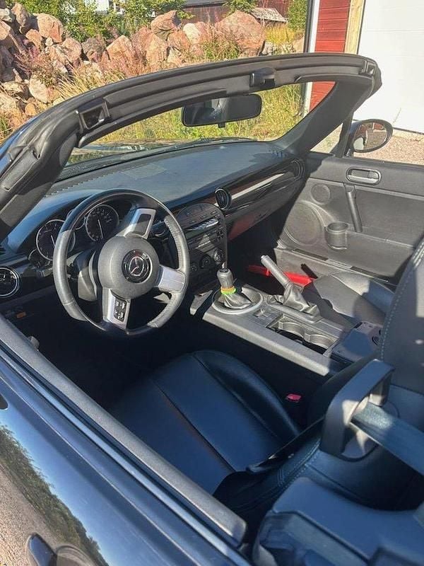 Svart Begagnad 2007 Mazda MX5 Cab | 110 000 kr (Marknadspris) - Bild 1/4
