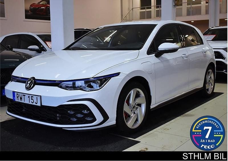 Ljusgrön Begagnad 2020 VW Golf VIII GTE Halvkombi | 269 000 kr (Lite dyr) - Bild 1/4