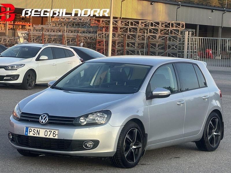 Silver Begagnad 2009 VW Golf VI Halvkombi | 75 500 kr (Marknadspris) - Bild 1/4