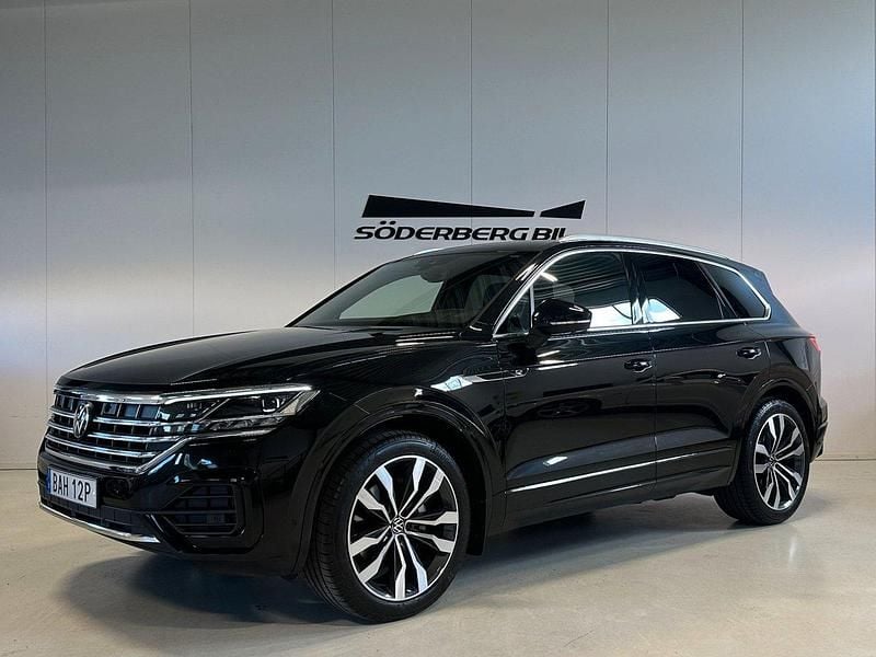Svart Begagnad 2023 VW Touareg R-line SUV | 729 900 kr (Marknadspris) - Bild 1/4