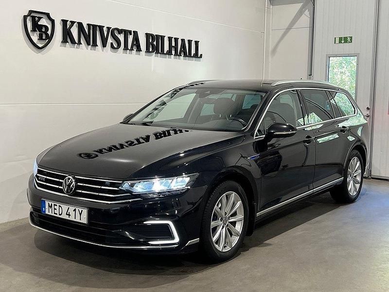 Svart Begagnad 2022 VW Passat GTE Kombi | 274 800 kr (Marknadspris) - Bild 1/4
