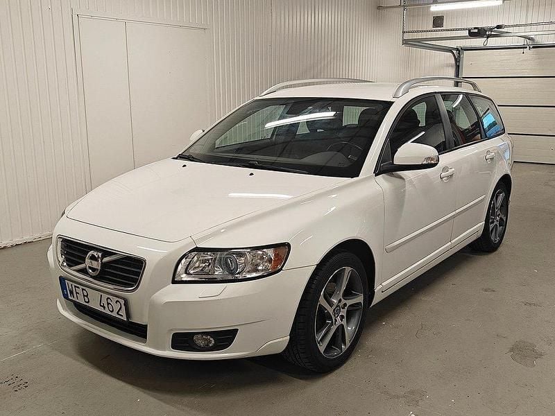Vit Begagnad 2012 Volvo V50 Standard Kombi | 117 000 kr (Dyr) - Bild 1/4