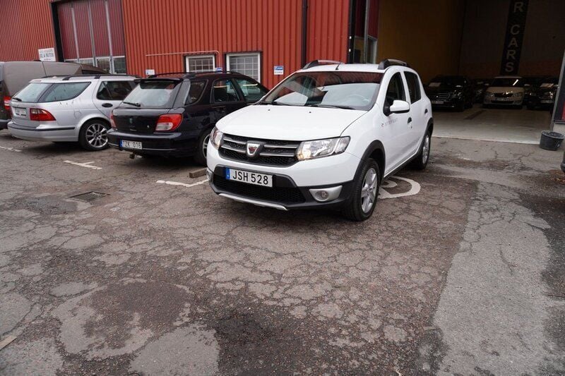 Vit Begagnad 2015 Dacia Sandero Stepway Halvkombi | 76 900 kr (Marknadspris) - Bild 1/4