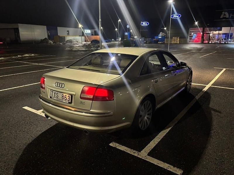 Begagnad Audi A8 335 HK (246 kW) 2003 Sandbeige Sedan