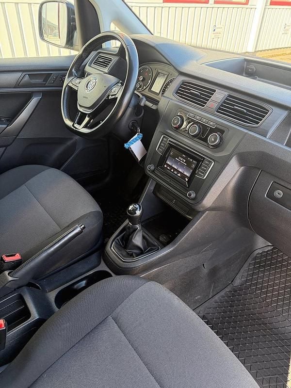 Begagnad VW Caddy 75 HK (55 kW) 2016 Candy white Minibuss