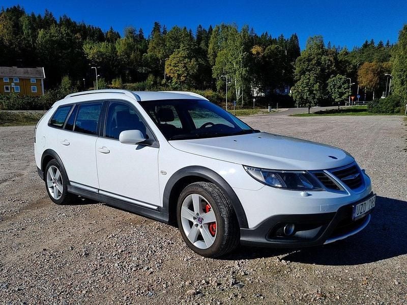 Vit Begagnad 2010 Saab 9-3X Kombi | 105 000 kr (Marknadspris) - Bild 1/4