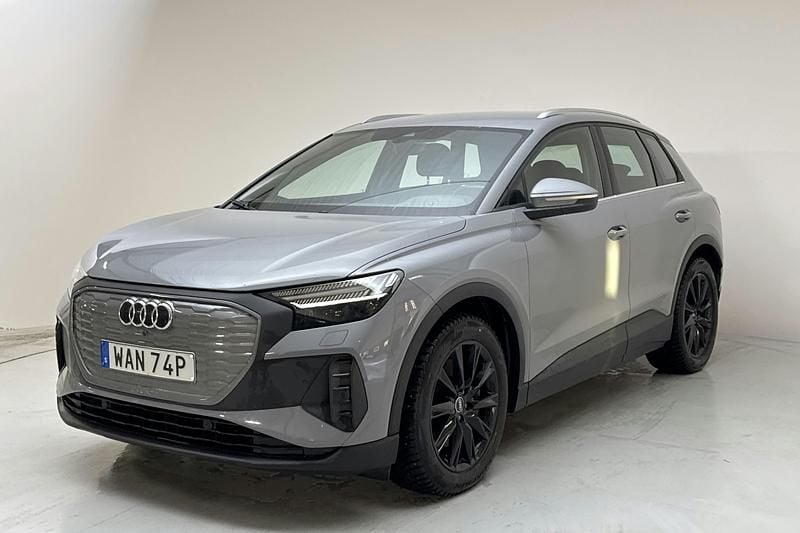 Grå Begagnad 2023 Audi Q4 e-tron Proline SUV | 300 000 kr (Marknadspris) - Bild 1/4