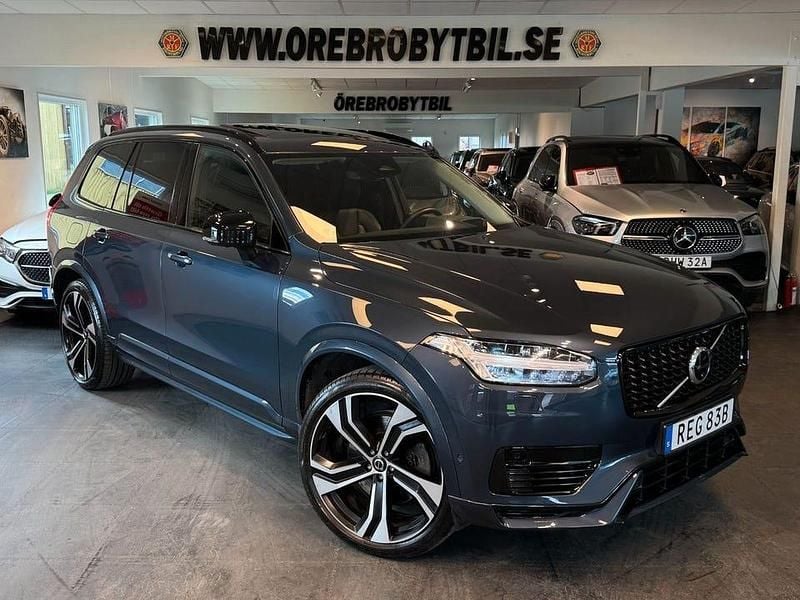 Blå Begagnad 2023 Volvo XC90 R-Design SUV | 684 500 kr - Bild 1/4