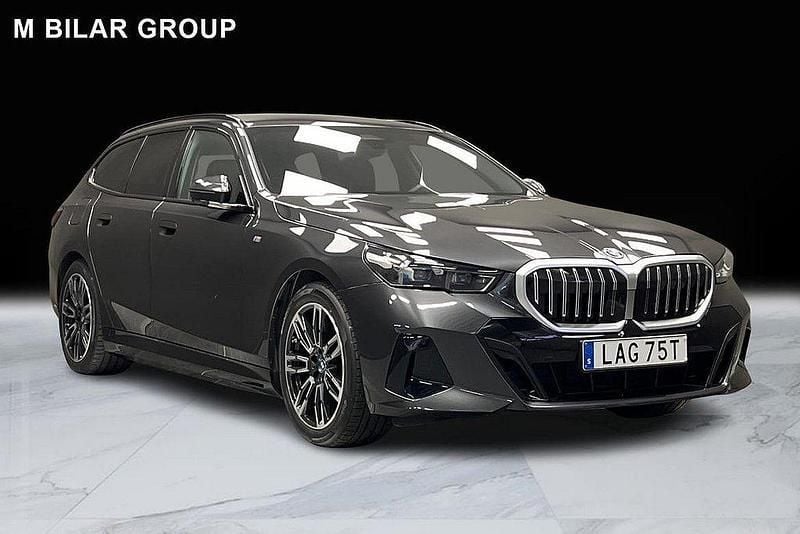 Grå Begagnad 2024 BMW 530e Shadowline Kombi | 679 000 kr (Bra pris) - Bild 1/4