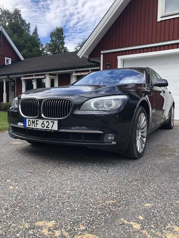 Grå Begagnad 2009 BMW 750 Sedan | 85 000 kr - Bild 1/4