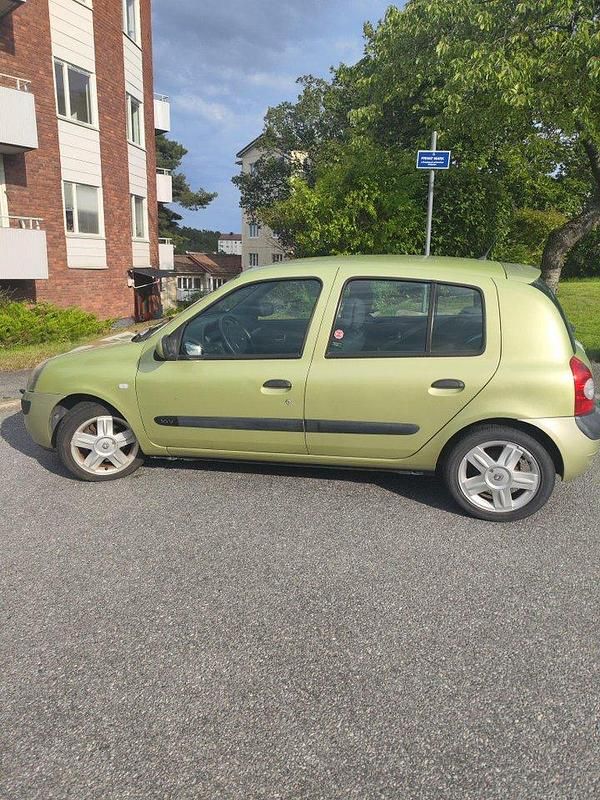 Grön Begagnad 2005 Renault Clio R.S. Halvkombi | 5 000 kr (Superpris) - Bild 1/4
