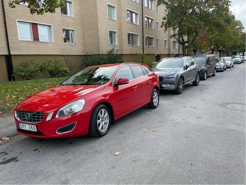 Röd Begagnad 2012 Volvo V60 Momentum Kombi | 110 000 kr (Bra pris) - Bild 1/4