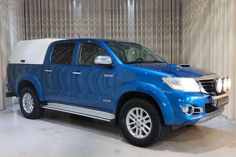 Mörkblå (blå) Begagnad 2015 Toyota HiLux Pickup | 249 900 kr (Dyr) - Bild 1/4