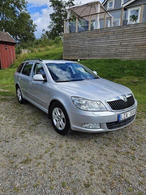 Silver Begagnad 2012 Skoda Octavia Kombi | 42 000 kr (Bra pris) - Bild 1/4