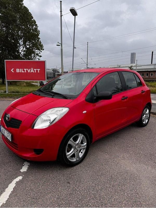 Röd Begagnad 2008 Toyota Yaris Halvkombi | 39 000 kr (Marknadspris) - Bild 1/4