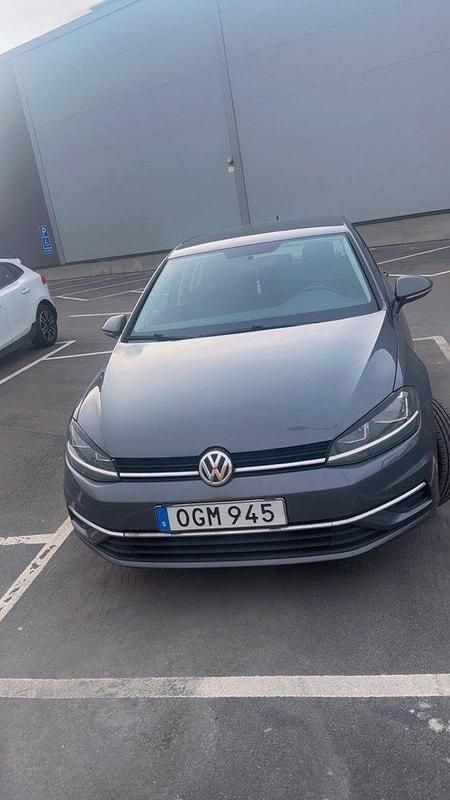Grå Begagnad 2018 VW Golf VII Halvkombi | 158 000 kr (Marknadspris) - Bild 1/4