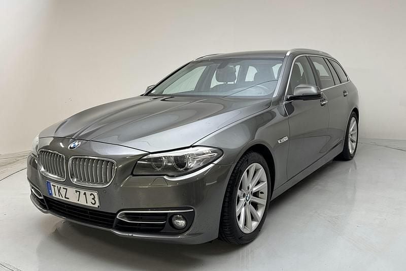 Grå Begagnad 2014 BMW 520 Comfort Edition Kombi | 114 800 kr (Superpris) - Bild 1/4
