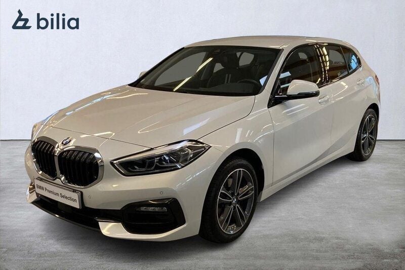 Vit Begagnad 2020 BMW 118 Sport Line Halvkombi | 204 900 kr (Marknadspris) - Bild 1/4