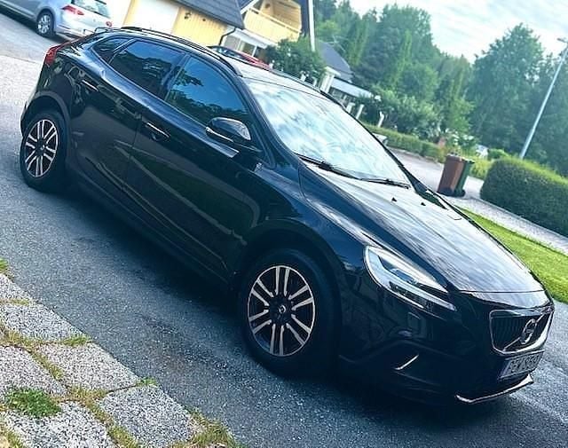 Svart Begagnad 2017 Volvo V40 CC Momentum Kombi | 137 000 kr (Bra pris) - Bild 1/4