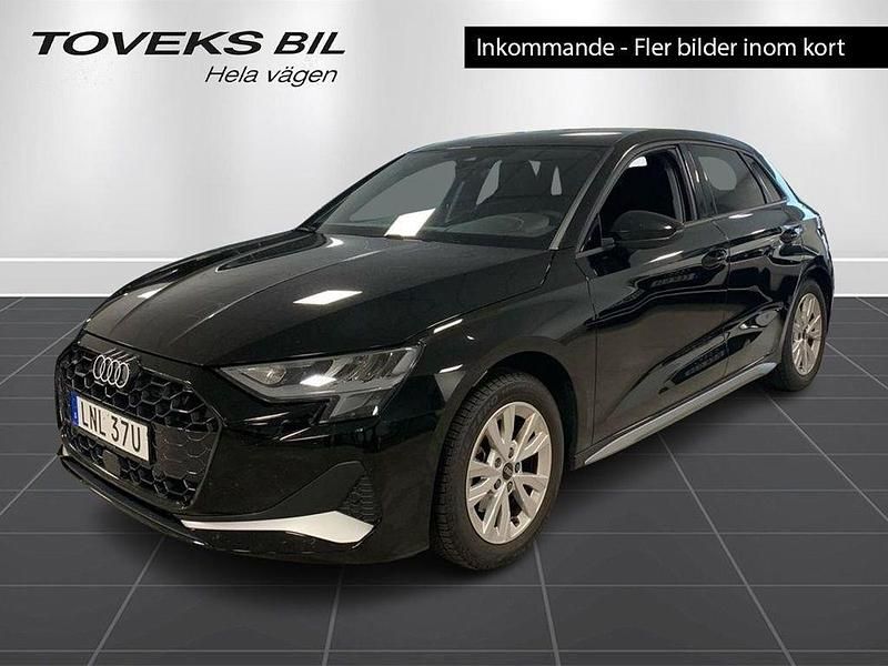 Svart (brilliantsvart) Begagnad 2025 Audi A3 Sportback Advanced Plus Halvkombi | 329 900 kr (Dyr) - Bild 1/1