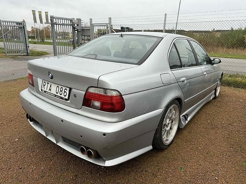Ljusgrå Begagnad 1996 BMW 540 M Sport Sedan | 59 900 kr - Bild 1/4