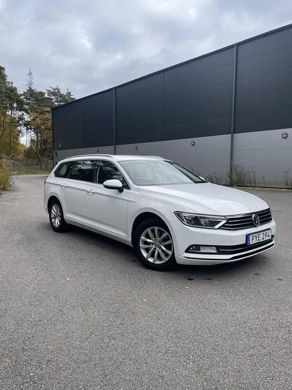 Vit Begagnad 2018 VW Passat Kombi | 158 000 kr (Bra pris) - Bild 1/4