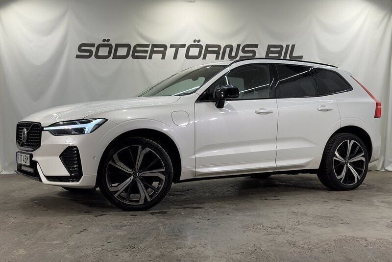 Vit (vit metallic) Begagnad 2022 Volvo XC60 R-Design SUV | 449 900 kr (Marknadspris) - Bild 1/2