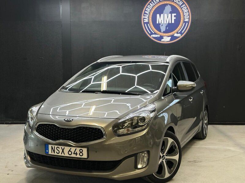 Grå Begagnad 2015 Kia Carens Minibuss | 89 800 kr (Marknadspris) - Bild 1/4