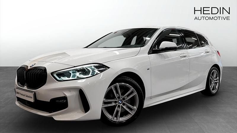 Vit (white) Begagnad 2020 BMW 118 M Sport Halvkombi | 284 700 kr (Dyr) - Bild 1/4