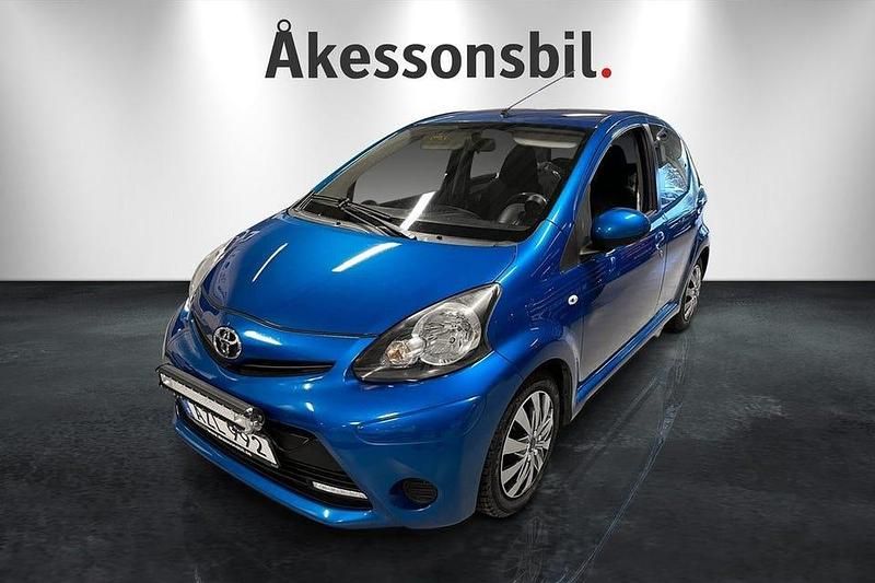 Blå Begagnad 2013 Toyota Aygo Halvkombi | 59 000 kr (Lite dyr) - Bild 1/4