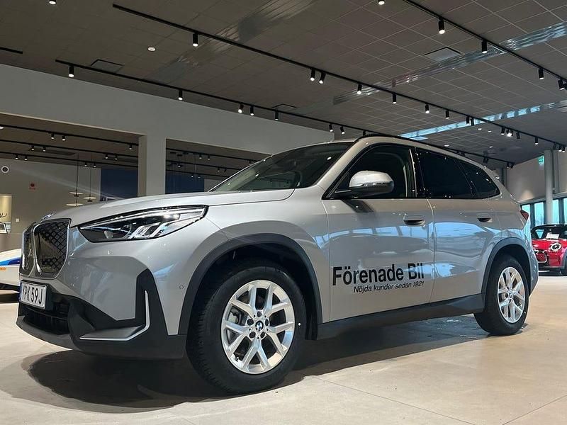 Grå Begagnad 2025 BMW iX1 SUV | 519 400 kr - Bild 1/4