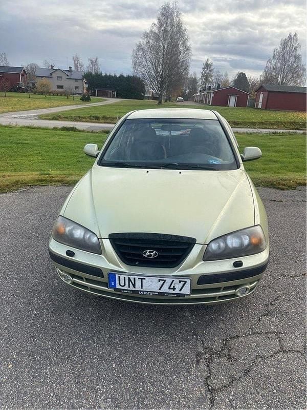 Grön Begagnad 2004 Hyundai Elantra Halvkombi | 17 000 kr - Bild 1/4