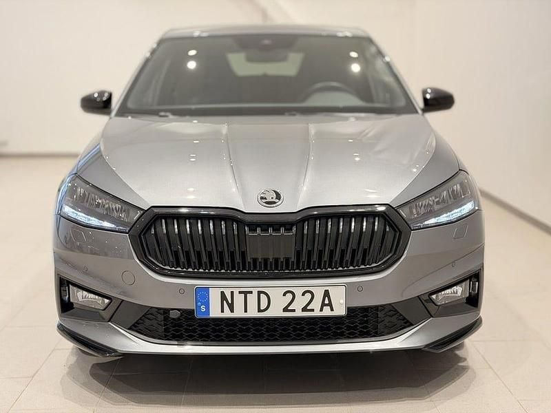 Graphite grey metallic Begagnad 2023 Skoda Fabia Monte Carlo Halvkombi | 209 900 kr (Marknadspris) - Bild 1/3