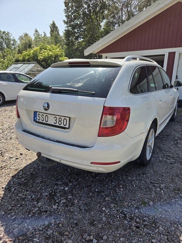 Vit Begagnad 2010 Skoda Superb Ambition Kombi | 33 000 kr (Dyr) - Bild 1/4
