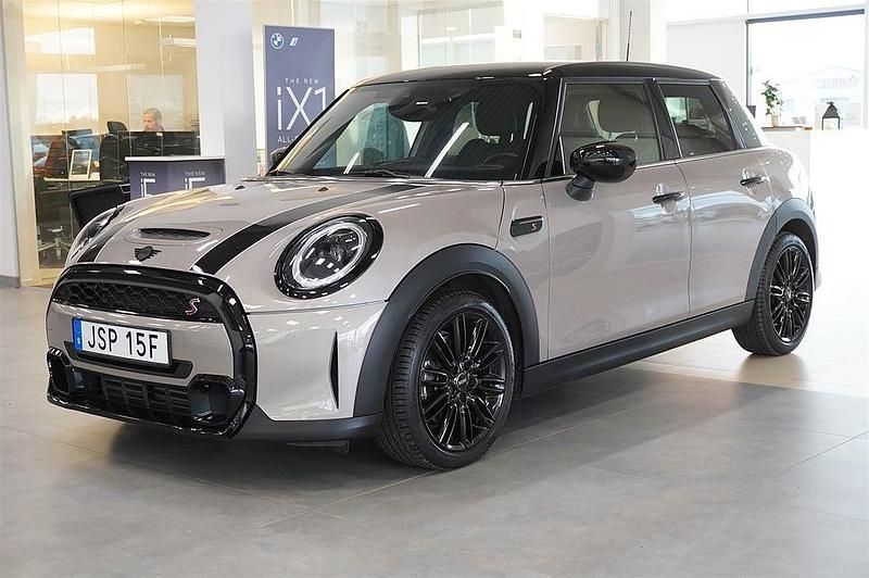 Rooftop grey Begagnad 2022 Mini Cooper Halvkombi | 264 500 kr (Marknadspris) - Bild 1/4