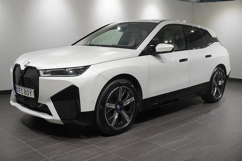 Vit Begagnad 2023 BMW iX Comfort Edition SUV | 629 500 kr (Marknadspris) - Bild 1/4