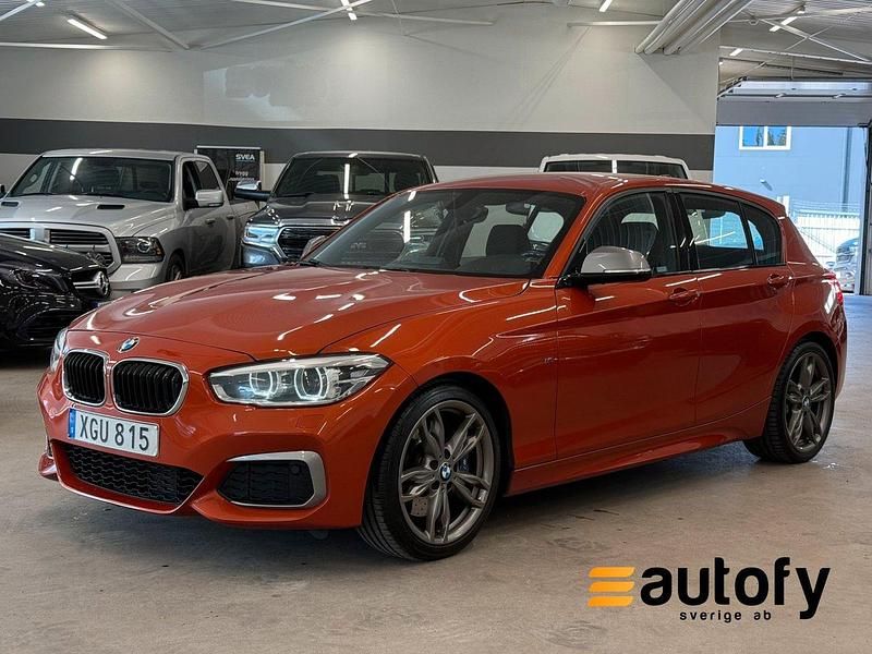 Orange Begagnad 2017 BMW M140 M Sport Halvkombi | 279 900 kr (Marknadspris) - Bild 1/4