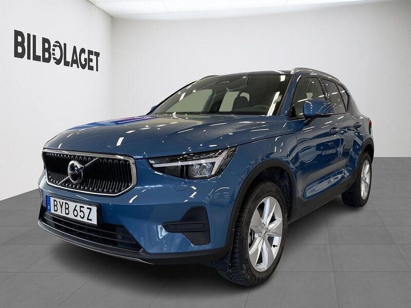 Blå Begagnad 2023 Volvo XC40 Core SUV | 349 800 kr (Marknadspris) - Bild 1/4