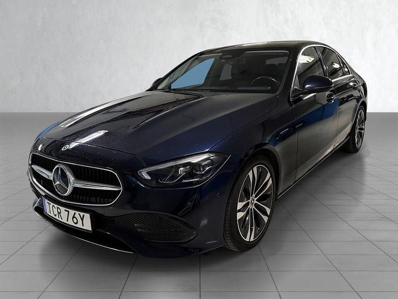 Mörkblå Begagnad 2021 Mercedes C200 Avantgarde Sedan | 329 900 kr (Bra pris) - Bild 1/4