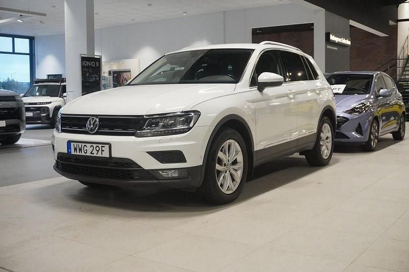 Vit Begagnad 2020 VW Tiguan SUV | 269 800 kr (Bra pris) - Bild 1/4