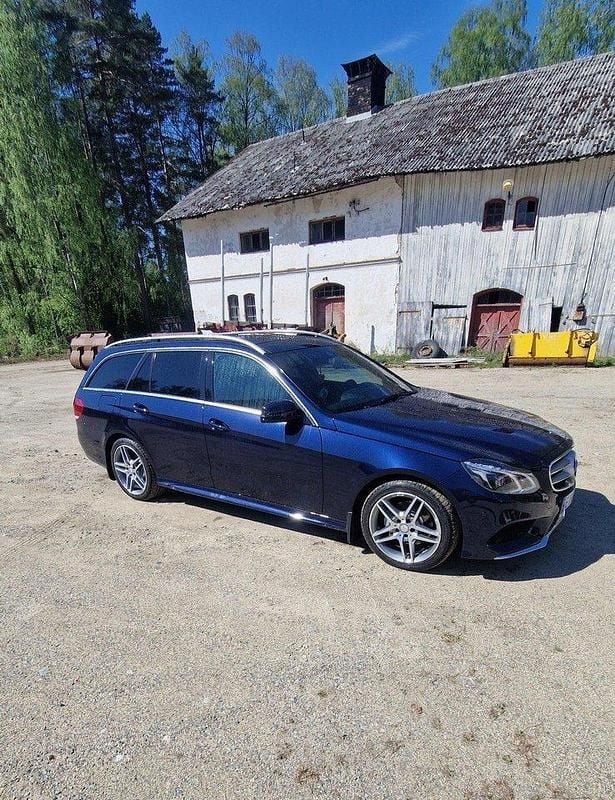 Blå Begagnad 2014 Mercedes E250 AMG Kombi | 200 000 kr (Marknadspris) - Bild 1/4