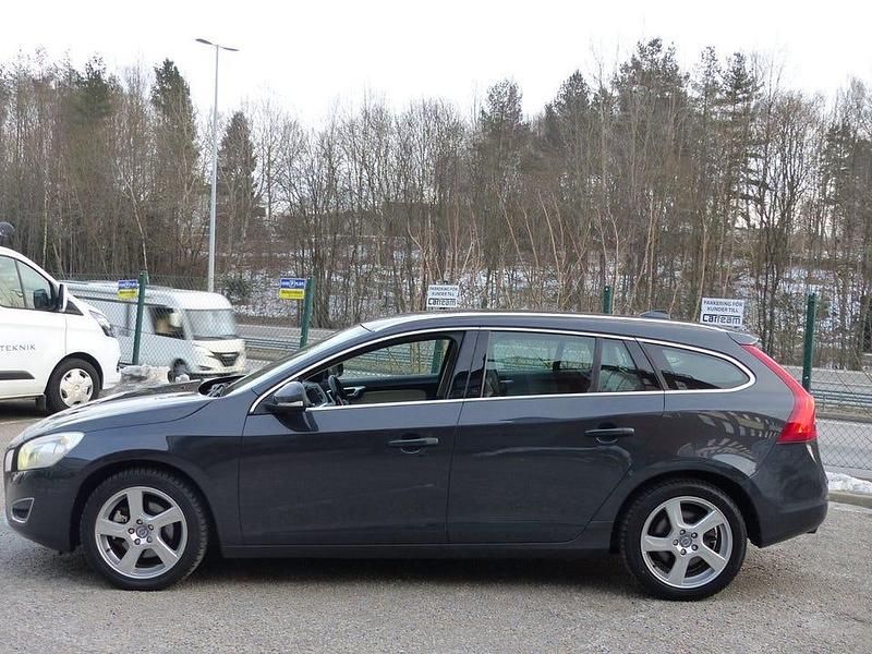 Begagnad Volvo V60 Summum 163 HK (119 kW) 2011 Grå metallic Kombi