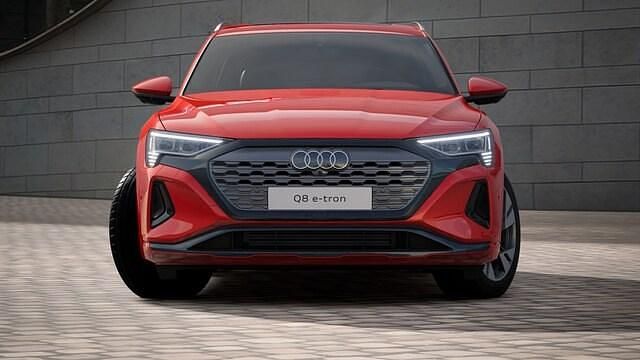 Begagnad Audi Q8 e-tron Proline 300 kW (408 HK) 2023 Soneiraröd metallic SUV