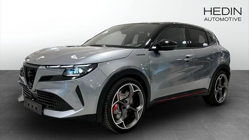 Grå (grey) Ny 2024 Alfa Romeo Junior Veloce Halvkombi | 486 800 kr - Bild 1/4