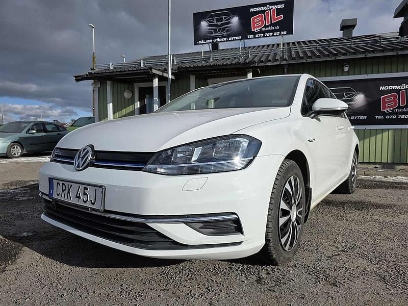 Begagnad VW Golf VII 131 HK (96 kW) 2019 Vit Halvkombi