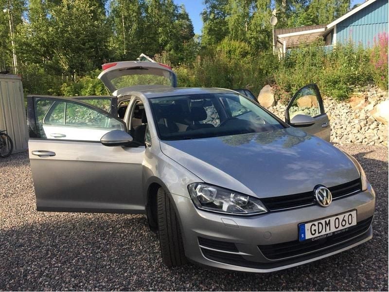 Silver Begagnad 2014 VW Golf VII Halvkombi | 61 900 kr (Bra pris) - Bild 1/4