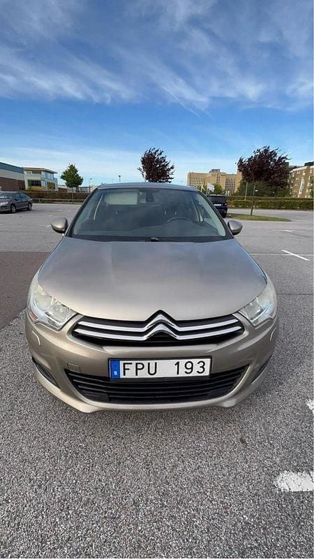 Brun Begagnad 2011 Citroën C4 Halvkombi | 38 000 kr (Bra pris) - Bild 1/4