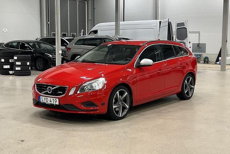 Röd Begagnad 2011 Volvo V60 R-Design Kombi | 139 900 kr - Bild 1/4