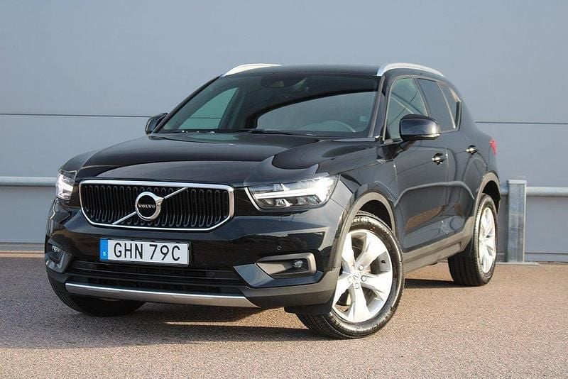 Svart Begagnad 2021 Volvo XC40 Momentum SUV | 307 800 kr (Marknadspris) - Bild 1/4